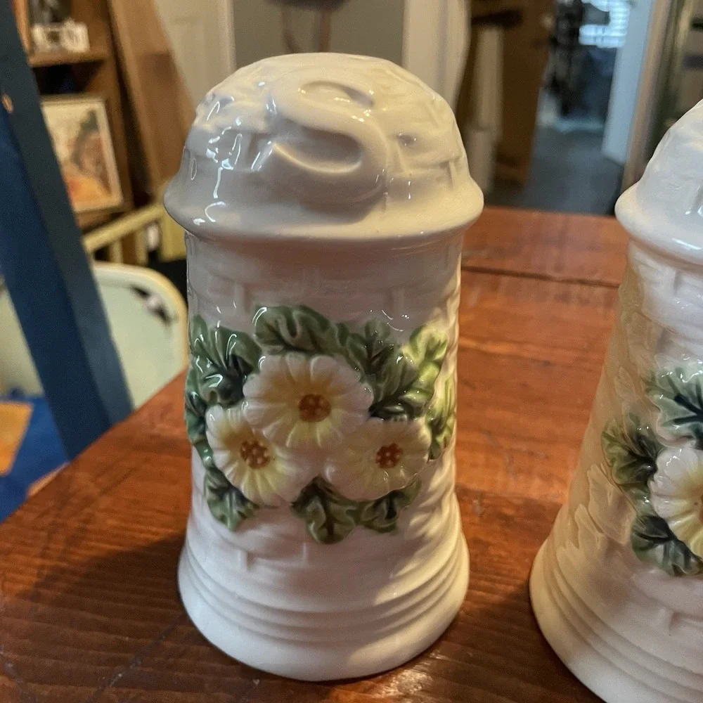 Vintage Geo Z. Lefton Large Salt And Pepper Shakers Daisy Basket Weave Cottage